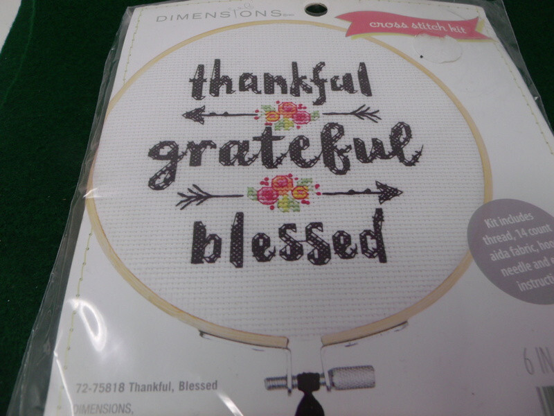 DIMENSIONS Kreuzstich-Set „Grateful & Blessed“ – Mit Stickrahmen, Garn & Anleitung – 14 Count Aida