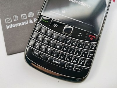 BlackBerry Bold 9780 - 512 MB - 3G 5MP microSDHC GPS Black/White