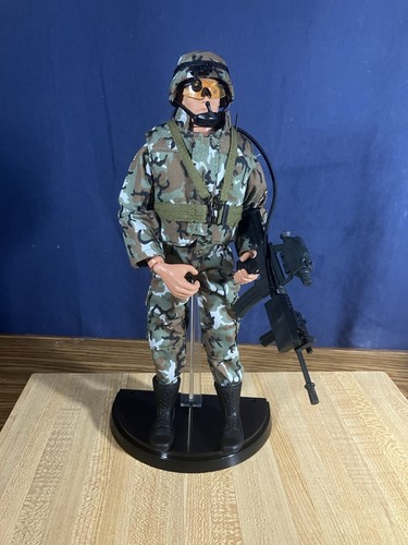 1999 GI JOE Then & Now - Modellino Land Warrior con supporto - scala 1/6 - Foto 8 di 8