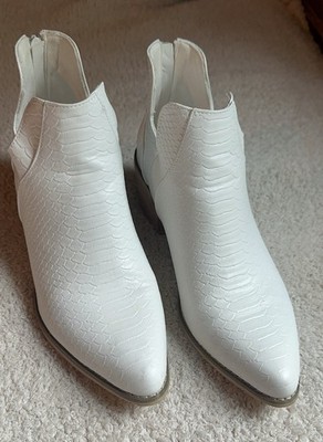 Pierre Dumas Womens Size 10 West-4 White Bootie Shoe Low Chunky Heel Textured