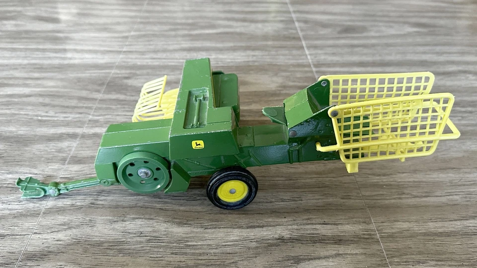 Empacadora de heno diecast John Deere vintage ERTL modelo 52040 stock #585 Foto 3 de 4