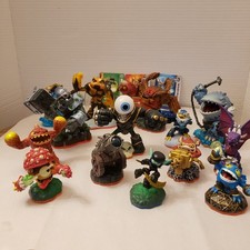 Skylanders Giants Lot Of 14 Characters With Carrying/Storage Case