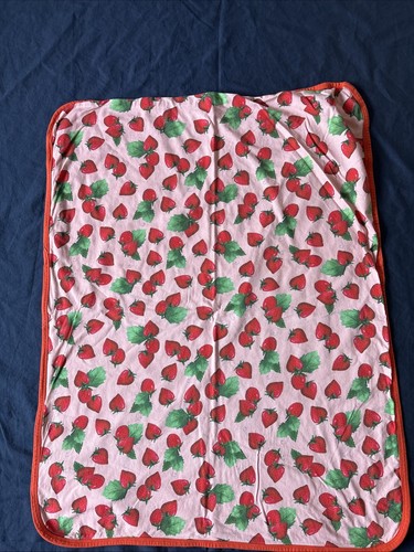 KIP & CO BABY GIRLS FLORAL FITTED COT SHEET PLUS STRAWBERRY SWADDLE WRAP - Picture 5 of 6