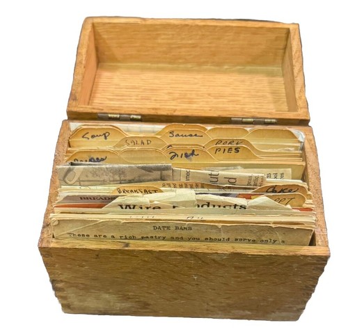 Vintage Oak Wood Recipe Box Dovetail With Handwritten Recipe Cards And Cut Outs - Picture 2 of 10