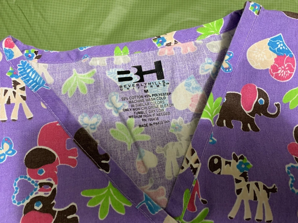 Blusa Médica Elefante/Cebra/Corazones Animales Medianos para Mujer Foto 4 de 4