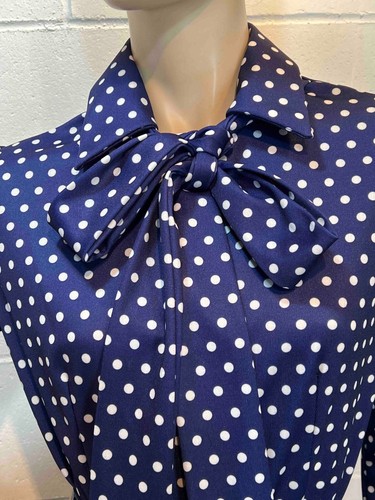M~L Vtg 70s Does 50s DRESS POLKA DOT Shirtwaist NAVY Blue White Pussy Bow KNIT - Picture 3 of 18
