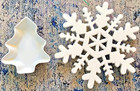CRATE AND BARREL WHITE SNOWFLAKE TRIVET AND CHRISTMAS TREE SPOON REST