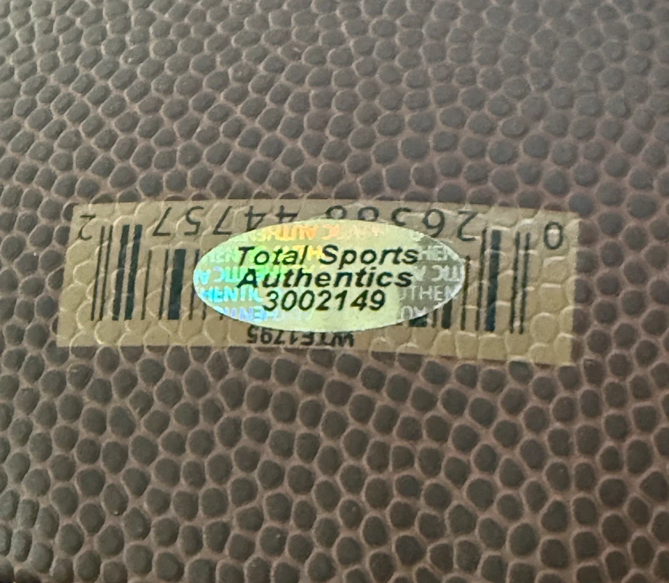 Fútbol americano firmado por Tom Brady con vitrina etiquetada personalizada y certificado de autenticidad Foto 4 de 4