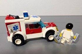 LEGO 7890 Ambulance + 7902 Doctor's Car Minifigs City