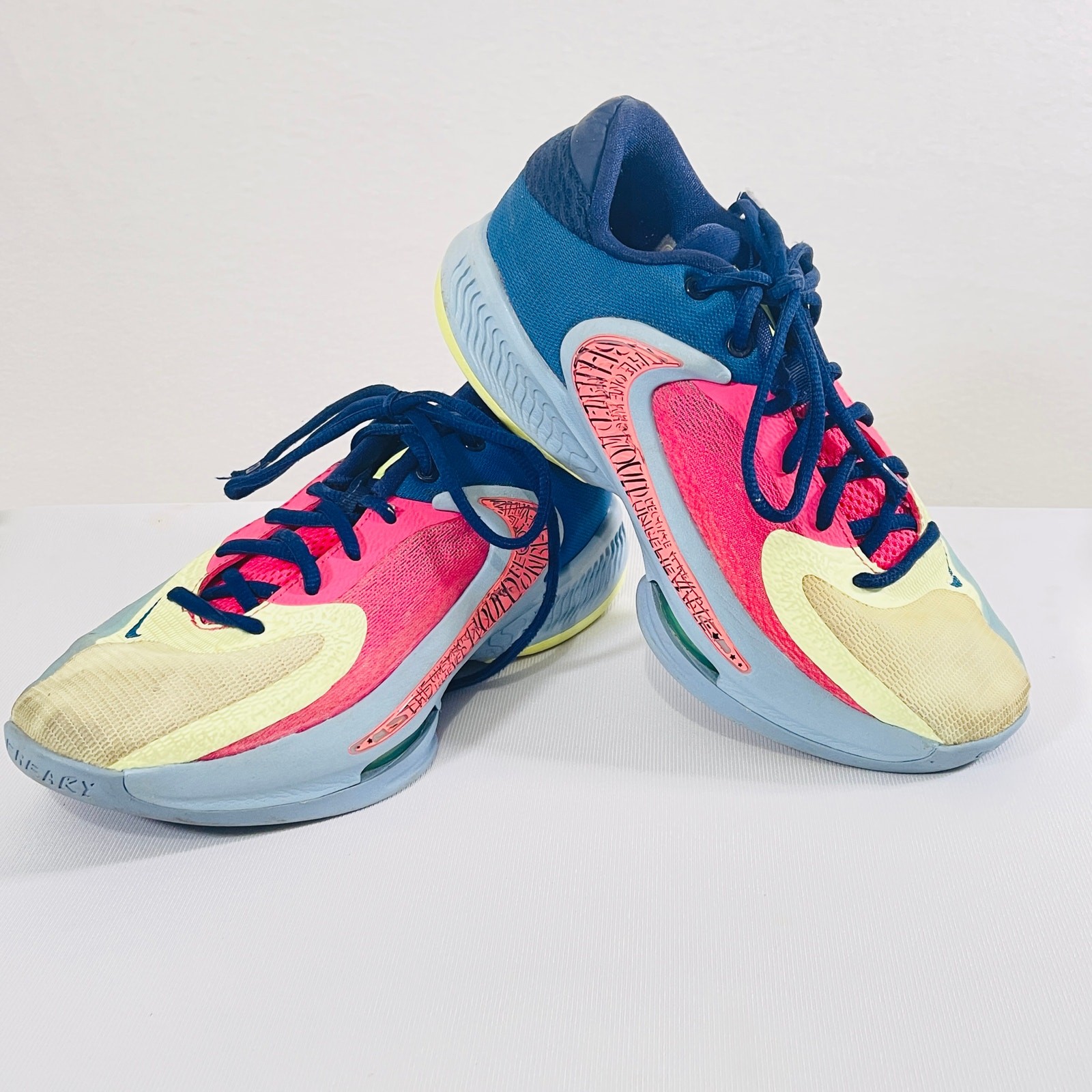 Womens 8 Pink Blue Court Sneakers D09680-400