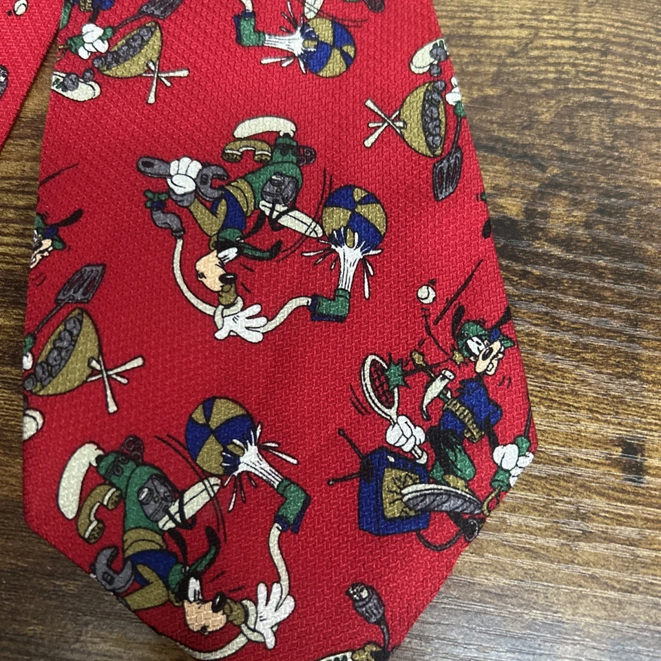 Gravata masculina de seda GOOFY Disney Store pai 4” 57” - Imagem 2 de 4