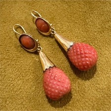 Boucles d’oreilles pendantes dormeuses or 18 carats  et pierre  corail