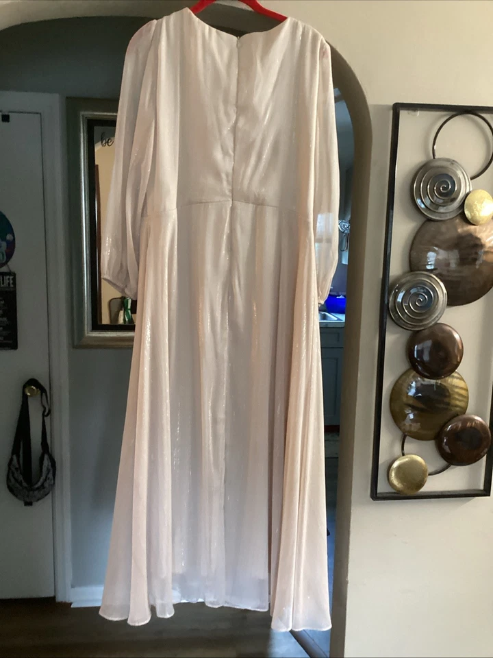 Vestido semi formal forrado en crema hasta la T. Brilla en todo el vestido. Foto 2 de 2