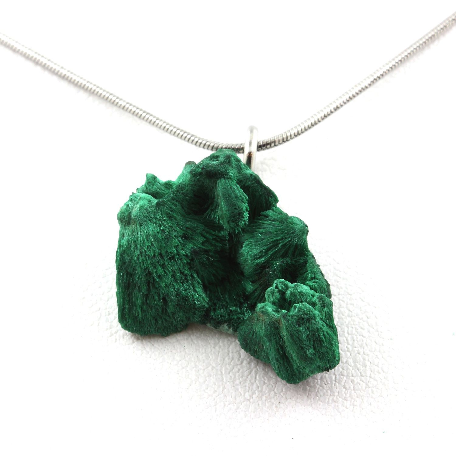 Collier en Malachite brute de Kipushi 16.72 ct avec chaîne en argent