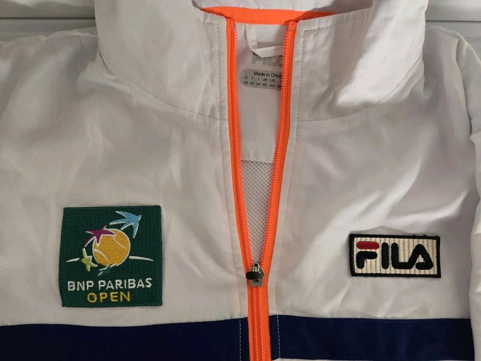 FILA Unisex BNP Paribas Open Full Zip White Tennis Windbreaker + 2 Polos Shirts - Imagem 3 de 4