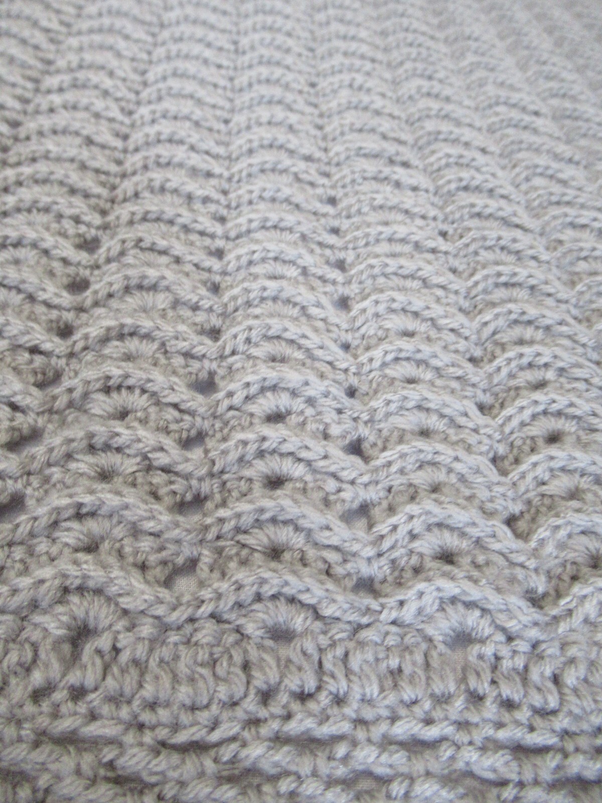 Bellissima coperta lettino neonato fatta a mano uncinetto grigio onde testurizzate 36 x 35 pollici foto 2