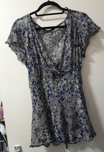 TU Chiffon Top mit blauem Kreismuster, Wickeloptik Ausschnitt, Kurzarm, Gr. 16