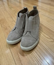 Zapatillas de tacón tostado con cremallera talla 6,5