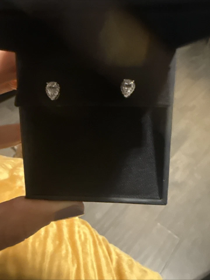 Aretes con marco de diamantes en forma de pera certificados TW de 1/2 quilate en oro blanco de 14 k Foto 3 de 4