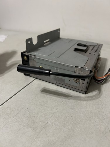 NOS JEEP YJ 1987 WRANGLER AM RADIO WITH MOUNTING BRACKET - Picture 2 of 4