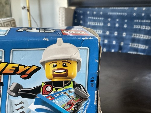 Lego City 60111 Fire Utility Truck Missing: Minifig/satellite - Picture 6 of 12