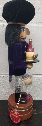 Cascanueces de Navidad de madera, 12", VINIDERA CON BANDEJA DE VINO Y CESTA DE UVAS, TJM - Imagen 16 de 18