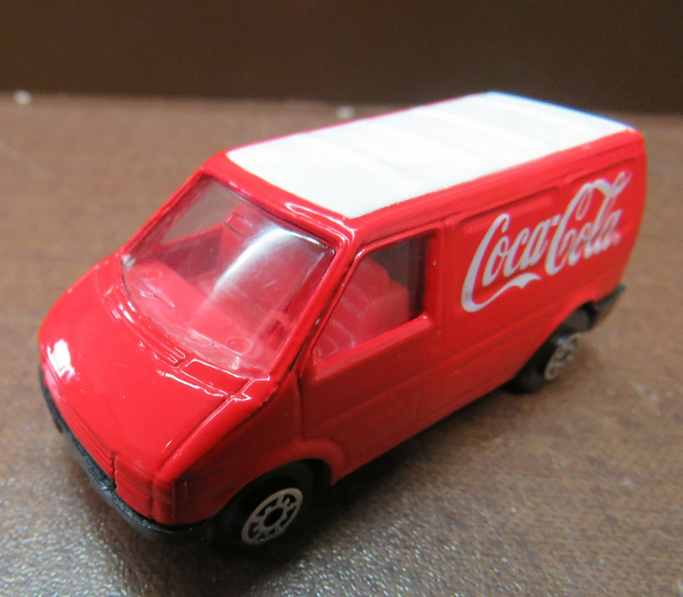 Edocar: VW Caravelle - Transporter "COCA COLA" Nuovo E Mai Utilizzato In OVP - Immagine 3 di 4