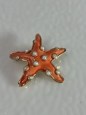 Broche Crown TRIFARI Vintage Esmalte Estrella de Mar 1” Imitación Semilla Perla Coral Naranja Prendedor