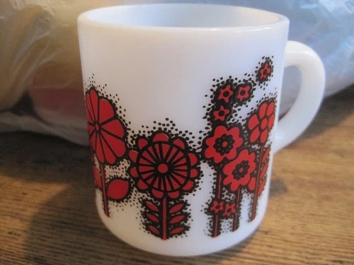 VTG MOD FLOWER POWER RED FLORAL 1970S ANCHOR HOCKING MILK GLASS MUG