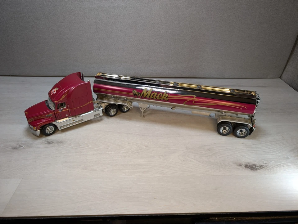 Mack Truck 1/32 scale Franklin Mint American Eagle Chrome Tanker Die Cast 24" L - Image 2 of 4