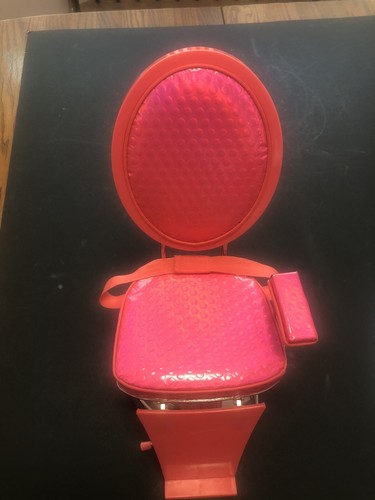 Silla de tienda de salón de belleza American Girl de 18" (reposabrazos roto) + cepillo y delantal - Imagen 12 de 12