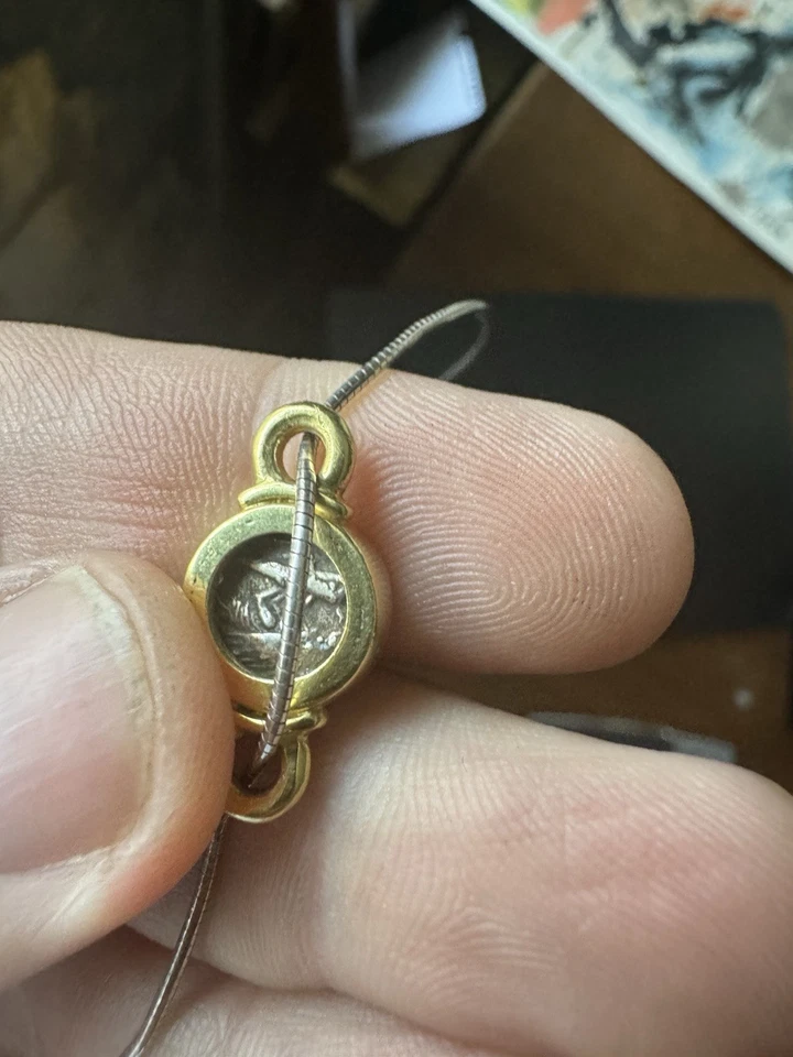 Ciondolo In Oro 18 Kt ed Obolo Ateniese Con I Dioscuri Collana In Argento  - Immagine 4 di 4