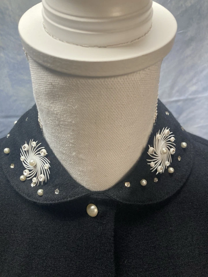 Precioso cárdigan negro vintage para mujer años 60 cuello Peter Pan con detalles intrincados Foto 3 de 4