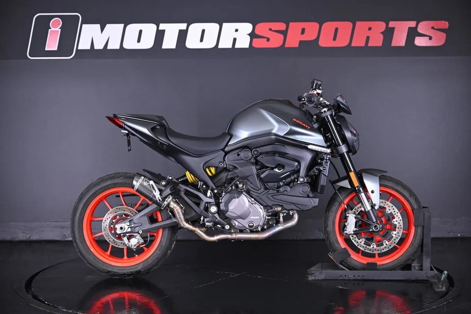 Ducati Monster 2022 + gris aviador Foto 2 de 4
