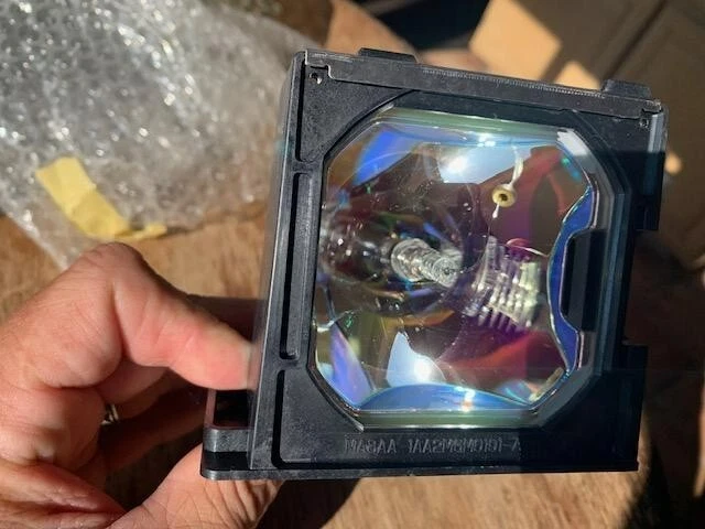 NEW GENUINE OEM SANYO POA-LMP81 / POA-LMP98 / 610-314-9127 Projector Lamp , Bulb - Image 3 of 4