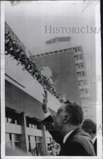 1968 Press Photo Egyptian President Gamal Nasser Waves To Crowd In Egypt