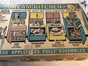 Vintage-1960-039-s-Barbie-Deluxe-Reading-DREAM-KITCHEN-SET-with-Accessories