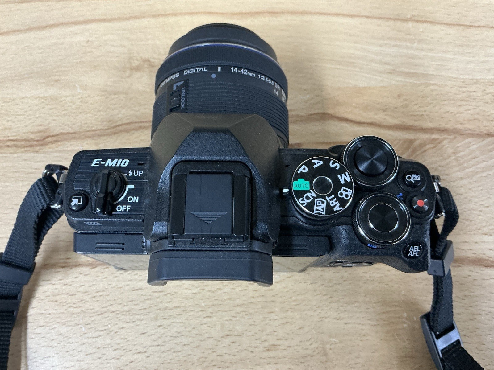 Olympus OM-D E-M10 Mark IV Camera 20.3MP Micro FT Body w/ Lens 673 Shutter Count