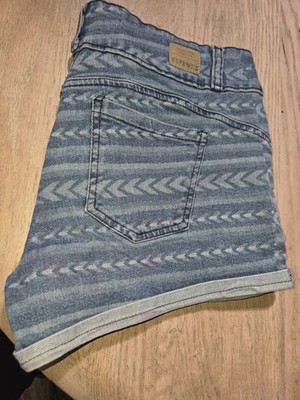 Hypnotic Women's Denim Jean Shorts Size 32, light acid wash with chevron/ Arrow