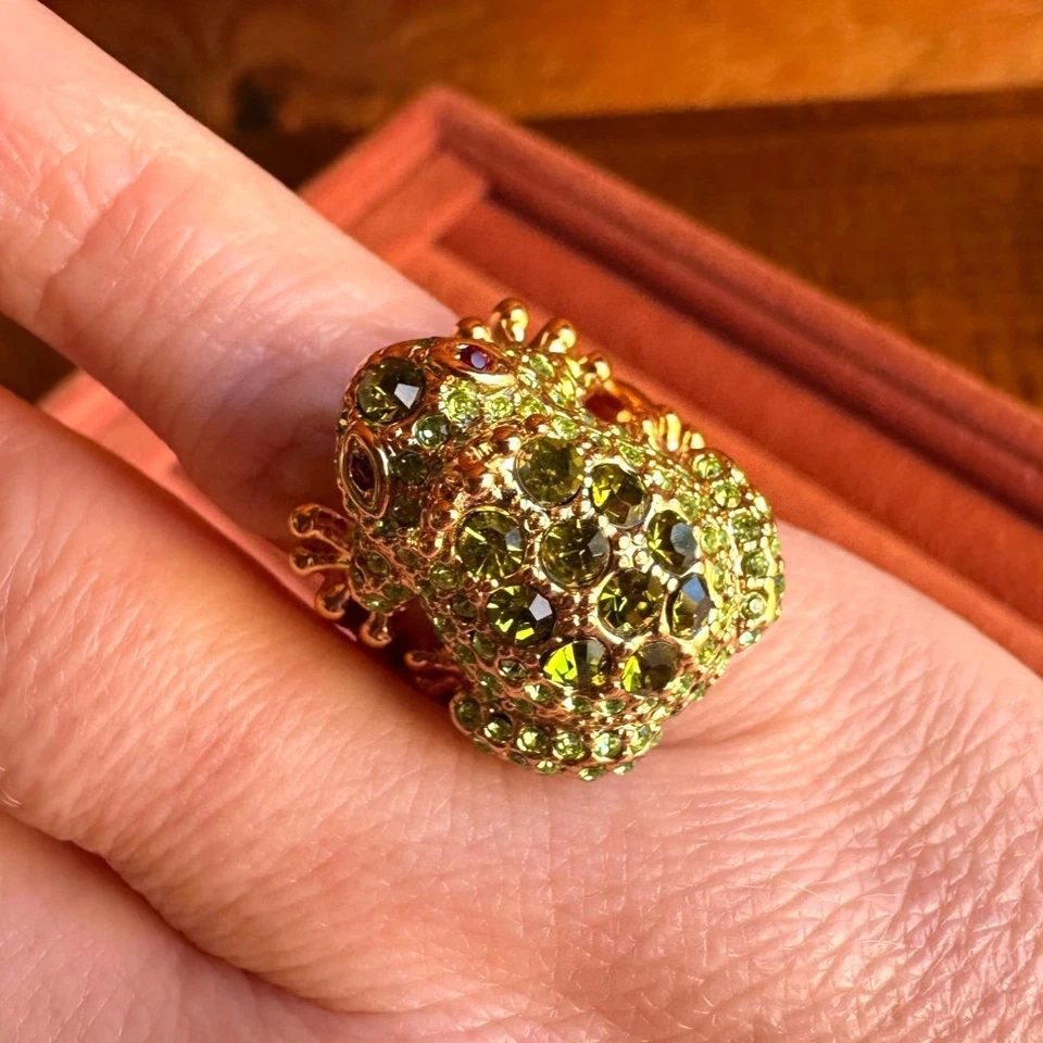 Золотистое ювелирное кольцо-лягушка Park Lane «Прекрасный принц» с зелеными кристаллами размер 6 - Изображение 2 из 4