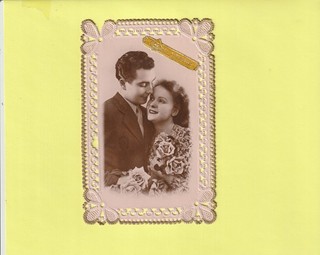 CPA GAUFREE AJOUREE COUPLE ENLACE AVEC DES BOUQUETS DE ROSES