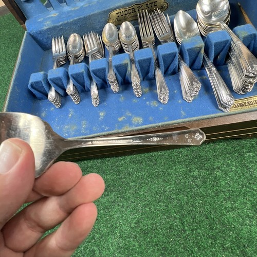 VTG 74pcs. Tudor Plate ONEIDA COMMUNITY Flatware & TARNISH HOLDER wood box - Picture 10 of 11