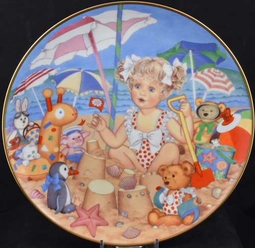 Very Cute Carol Lawson 1990 Porcelain Annual Collectors Plate ~ Sand Castles - Picture 1 of 2