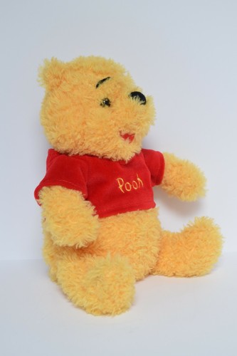 Exclusivo juguete de peluche de piel peluda camisa roja Winnie The Pooh de los parques de Disney de 10 pulgadas - Imagen 2 de 8