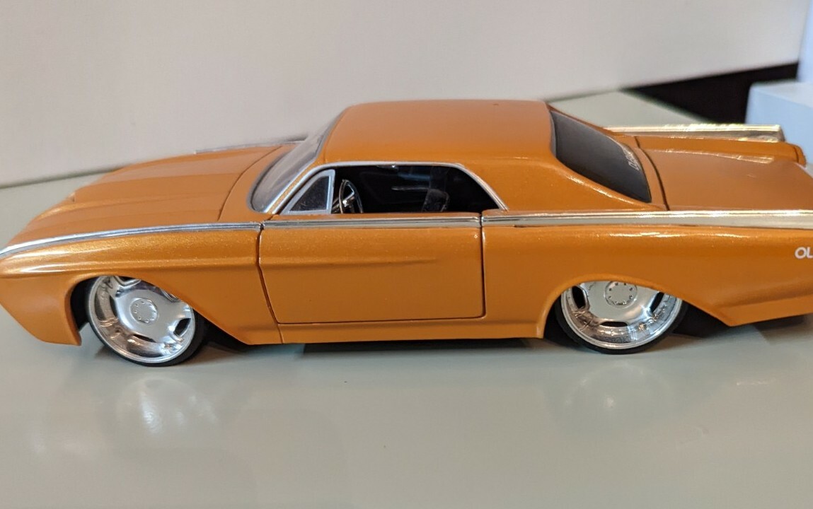 Jada Classic 1963 Ford Thunderbird Hardtop 1:24 Scale