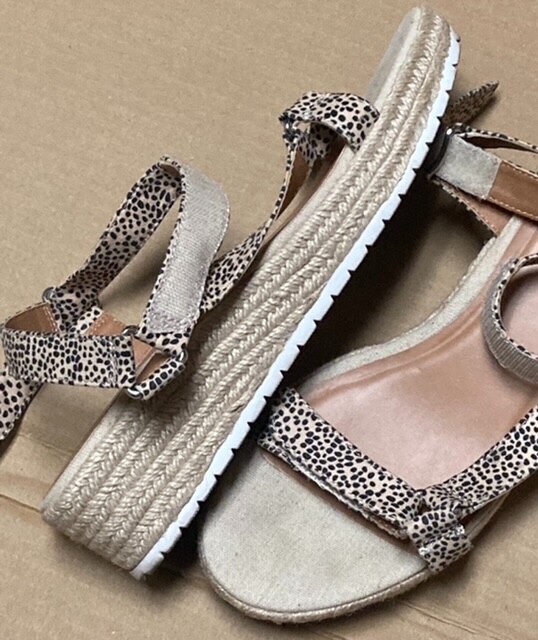 Universal Threads 2" high platform sandals, size1… - image 3