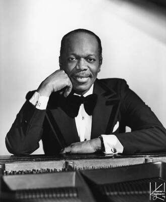 MUSIC OLD PHOTO 1970s Jazz Pianist Henry Hank Jones Poses For A ...