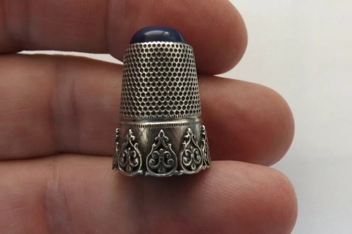 A BEAUTIFUL APPLIED SKIRT SILVER THIMBLE WITH LAPIS STONE TOP 2.5CMS (3098) - Imagen 5 de 9