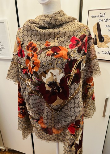 Gucci Schal mit Blumen - Neu mit Etikett