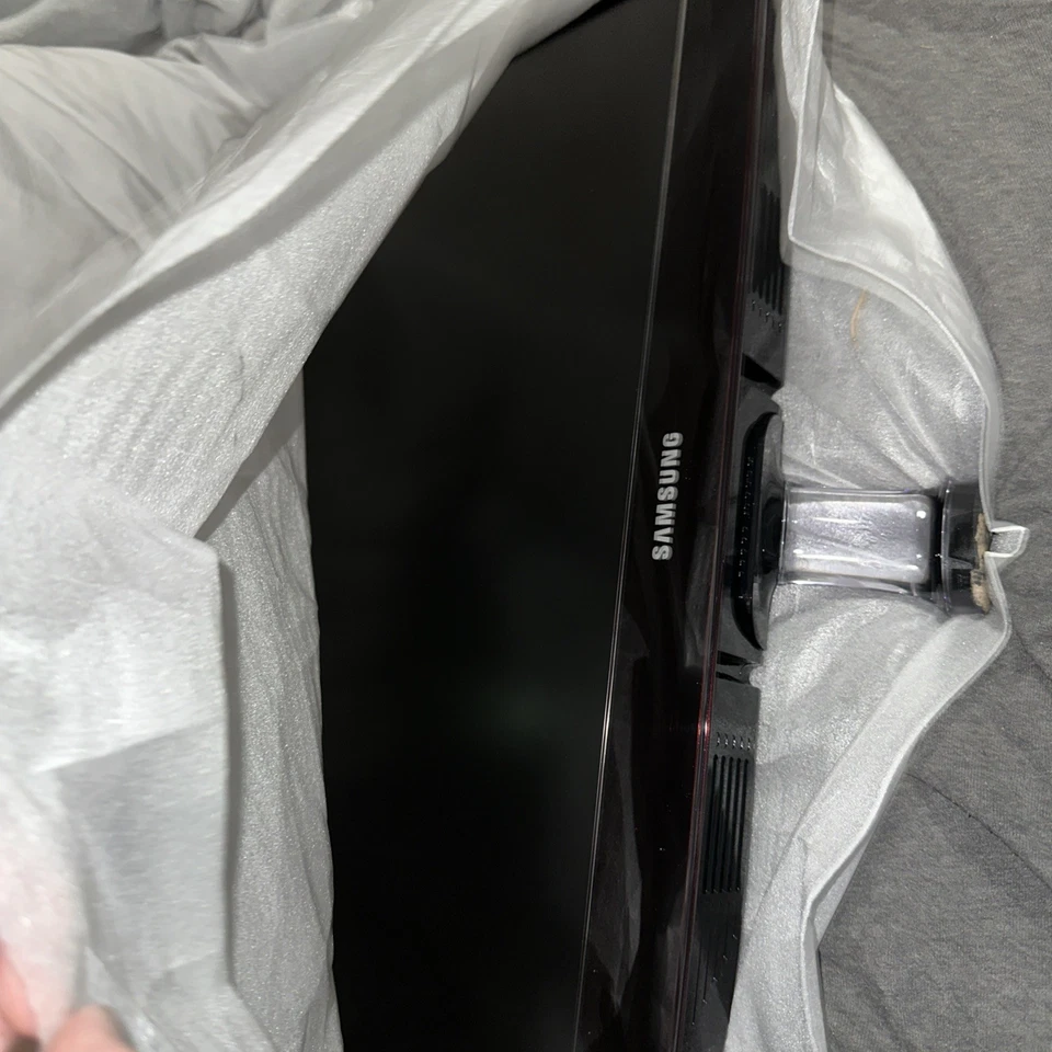 Samsung SyncMaster P2370HD 23-Inch Widescreen LCD Monitor FHD - Image 2 of 4